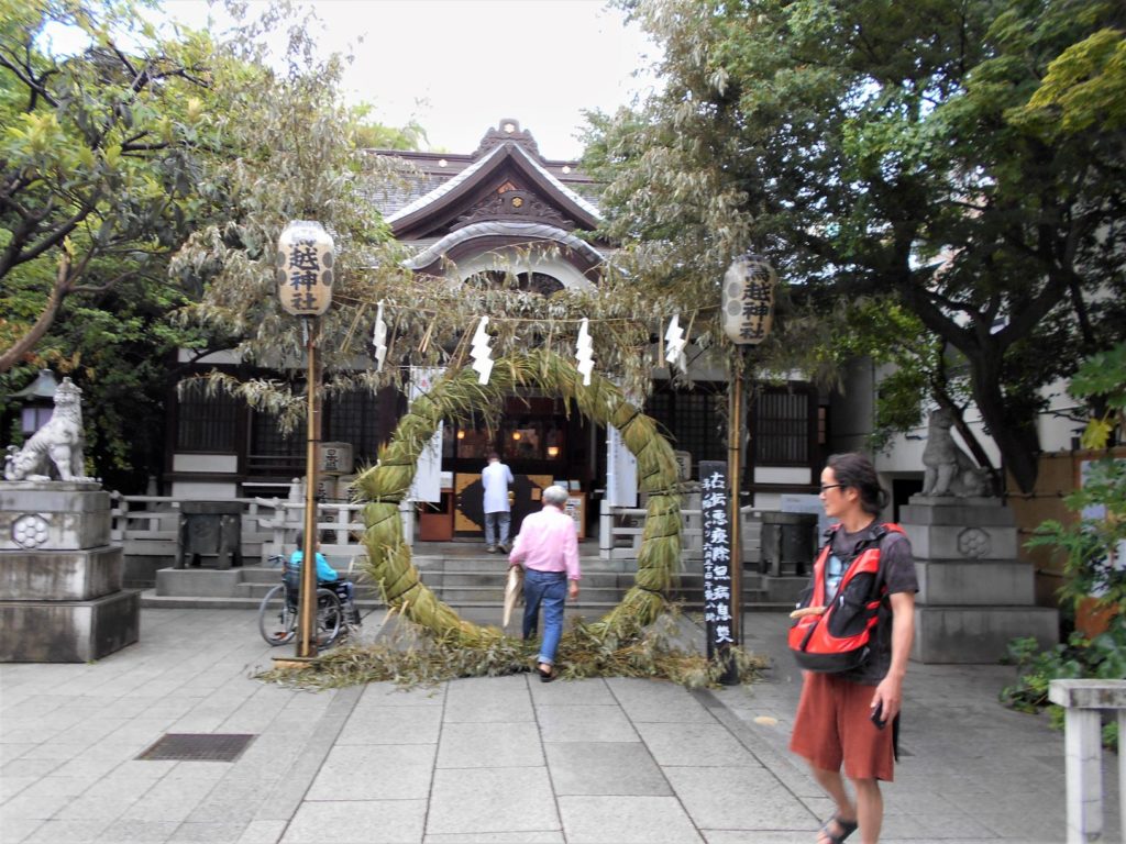 茅の輪が設けられた鳥越神社の画像。