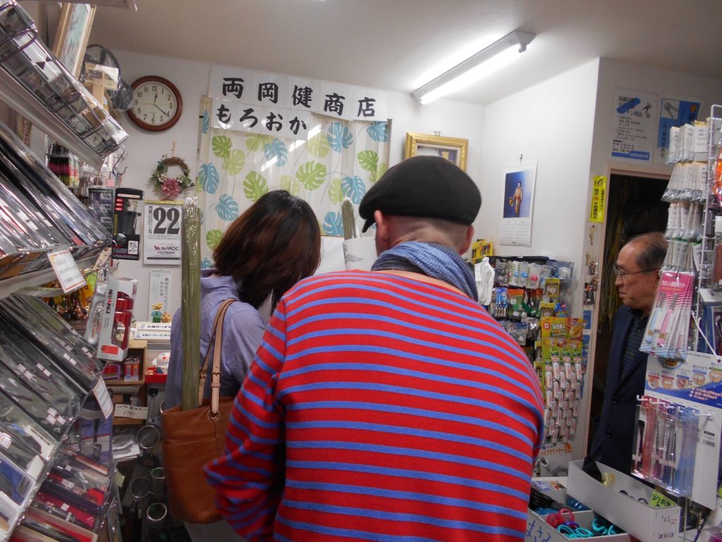 外国人のお客さんが訪れた両岡健商店の画像