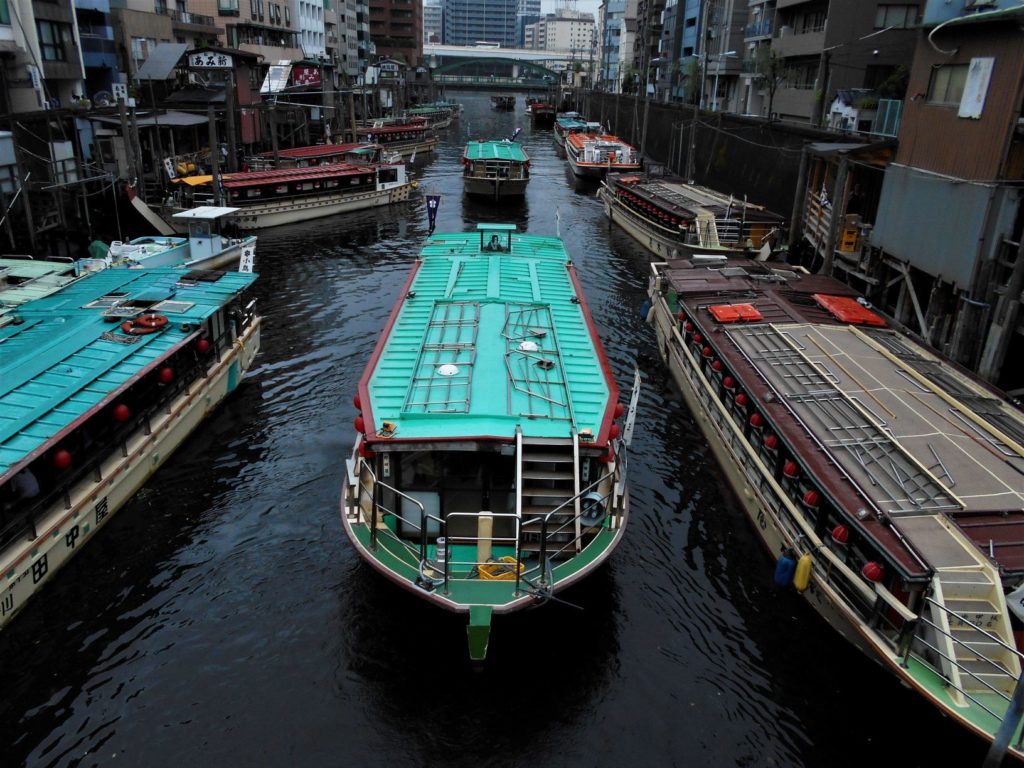水上祭に参加する船で、柳橋を流れる神田川はいっぱいになった画像