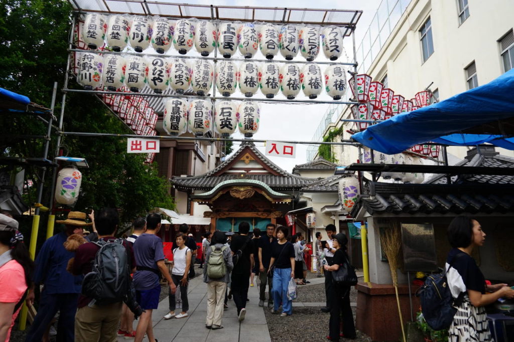 朝顔市開催中の入谷真源寺の画像。