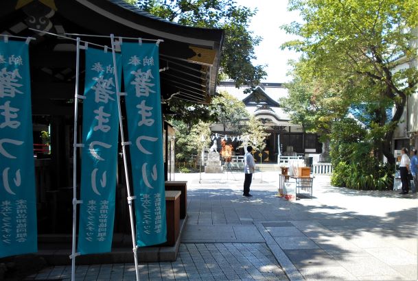 箸まつりが行われている鳥越神社。境内には箸まつりの青い幟が並びます。