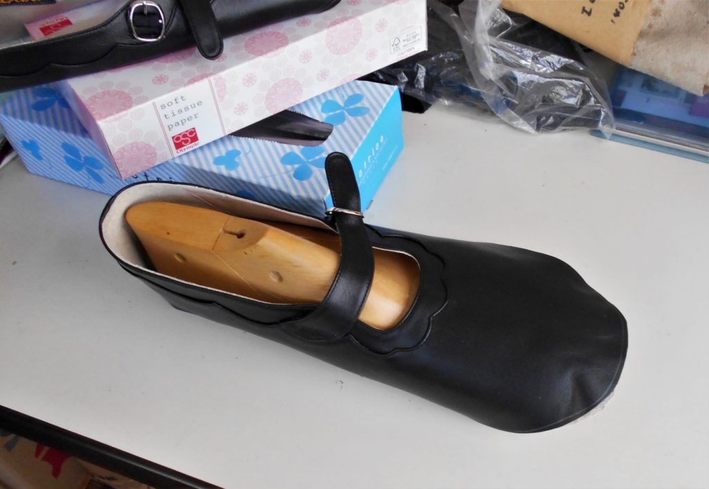 製作途中の靴を木型に合わせた画像。