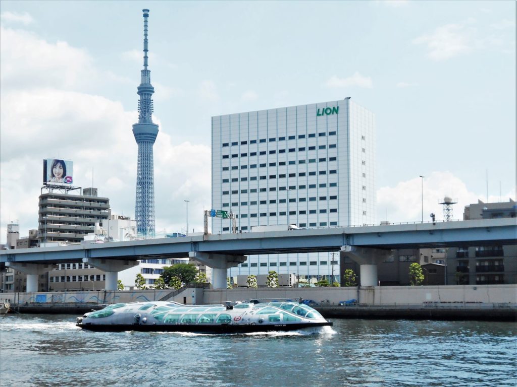 東京スカイツリー前を航行する水上バスのヒミコの画像