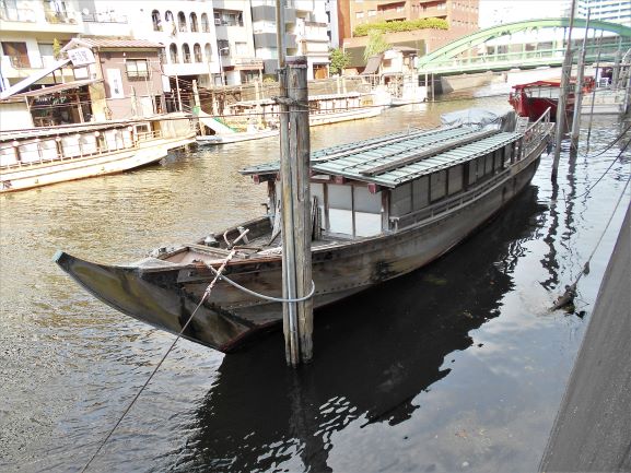 柳橋に残る木造屋形船の画像