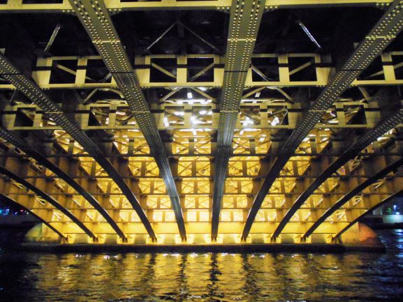 ライトアップされた蔵前橋の橋脚の画像