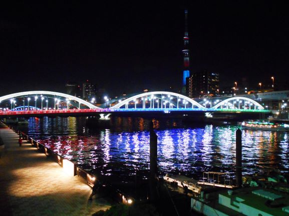 ライトアップされた厩橋と東京スカイツリーの画像。