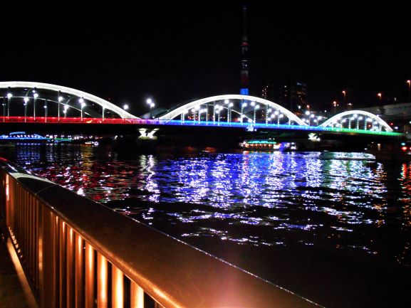 ライトアップされた厩橋と駒形橋の画像。
