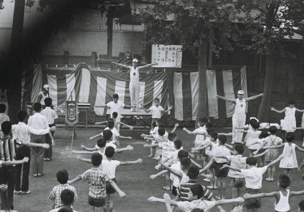 「ラジオ体操10周年」昭和39年（1964）7月のラジオ体操の会の画像。