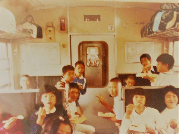 修学旅行列車内での食事風景（1980年代）の画像。