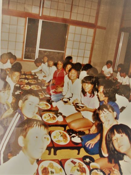 修学旅行での夕食風景（1980年代）の画像。
