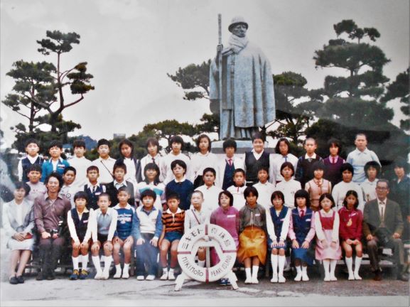 修学旅行の集合写真（1980年ごろ、伊勢志摩）の画像。