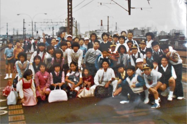修学旅行列車を待つ子供たち（1980年代、神戸）の画像。