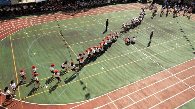追いかけ綱引きの競技風景の画像。