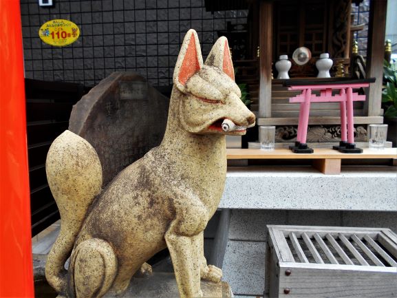 扇稲荷神社の狐像の画像。