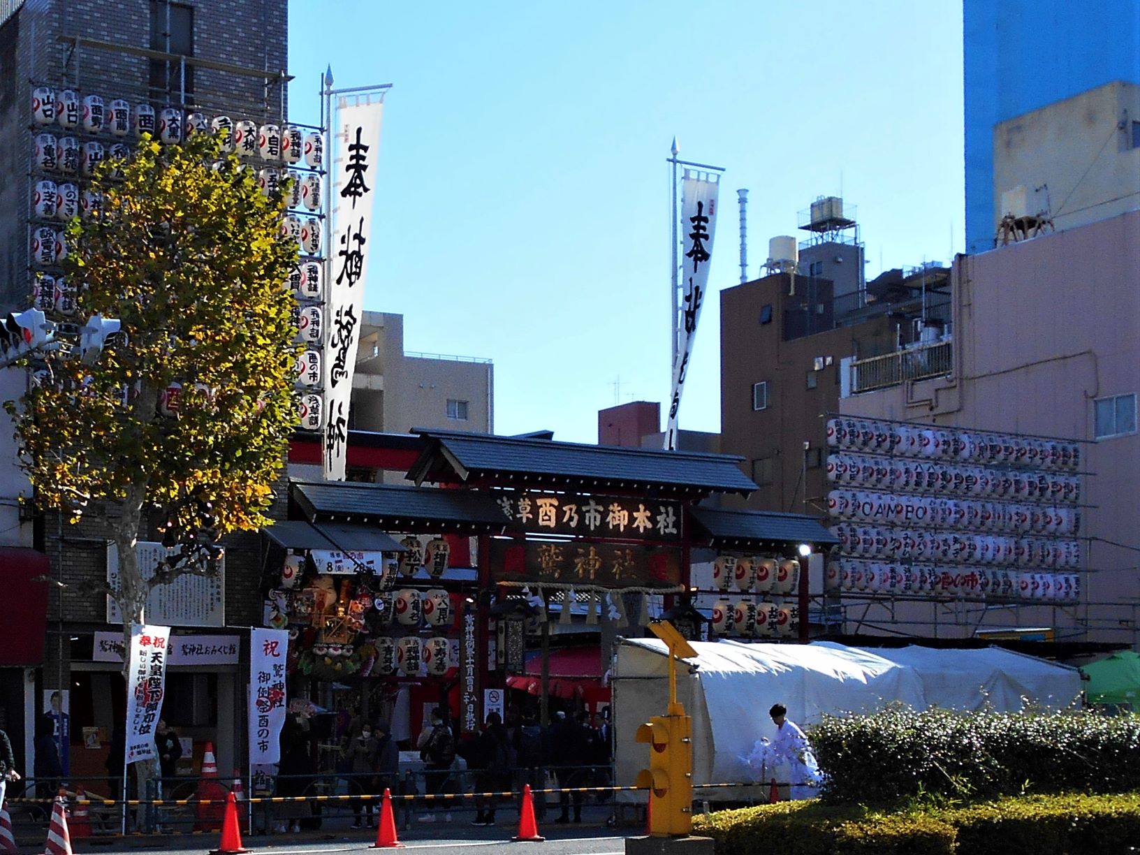 酉の市開催中の浅草 鷲神社 門の画像。