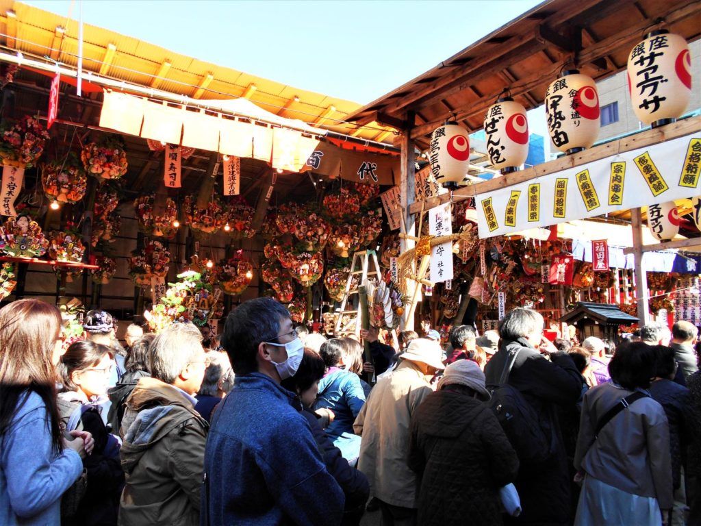 鷲神社参拝の行列の画像。