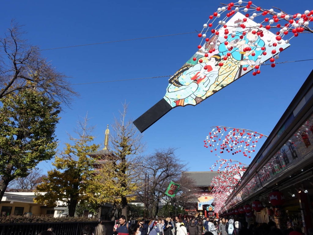正月飾りの巨大羽子板の画像。　写真提供：守山泰弘さん