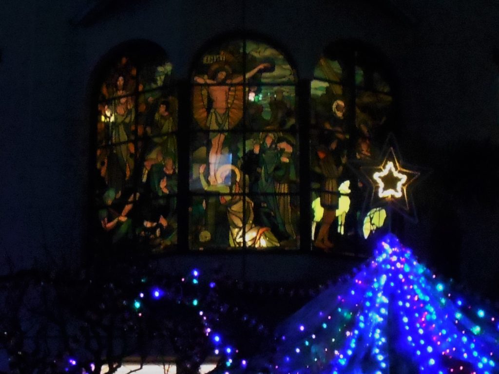 浅草教会のステンドグラスの画像。