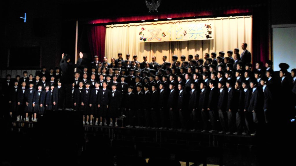 中学校の合唱コンクールの画像。