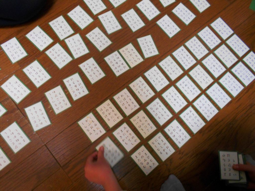 カードゲーム大国 日本の礎 百人一首かるたの遊び方 トコトコ鳥蔵