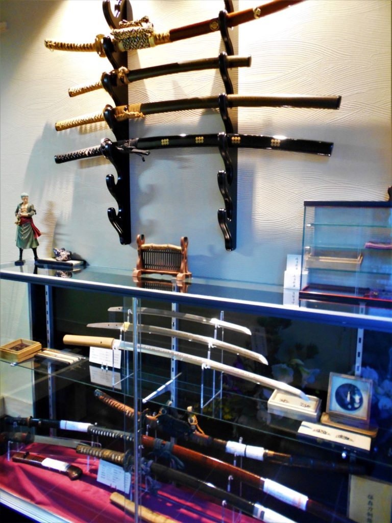 展示即売されている日本刀の画像。