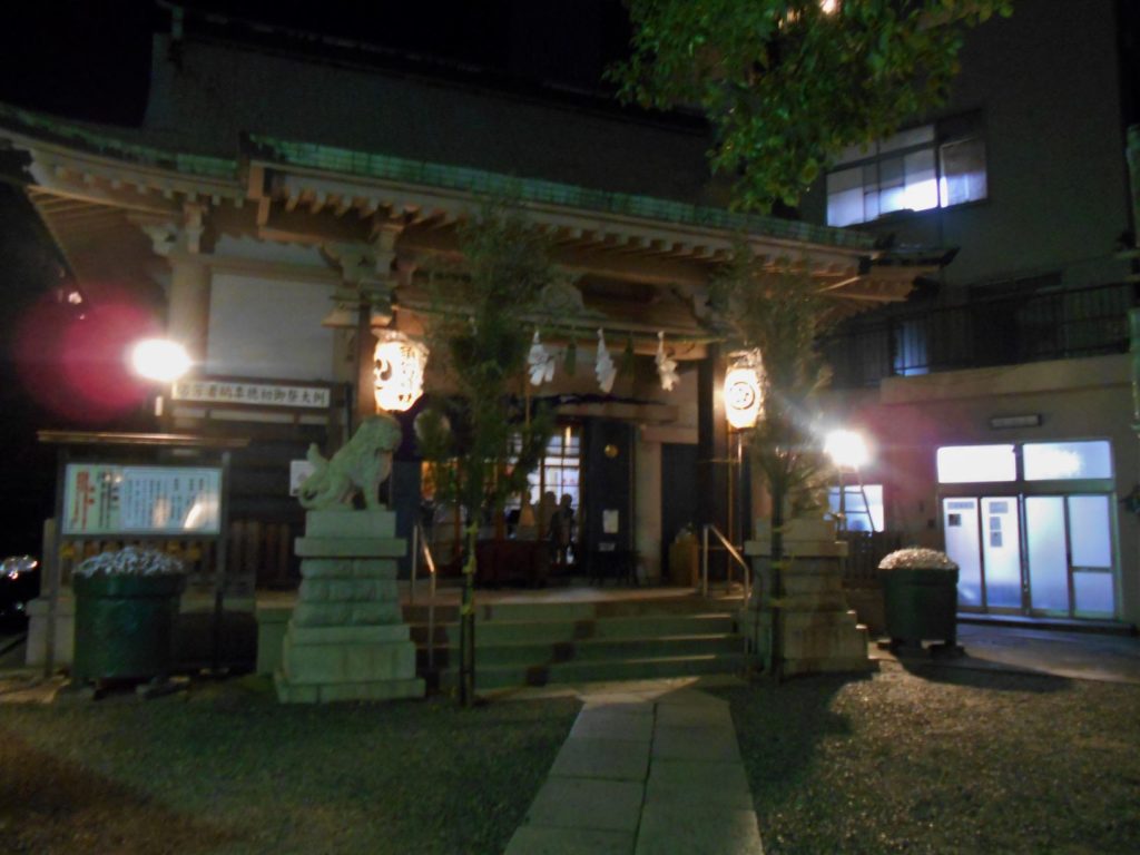初詣客を迎える須賀神社本殿の画像。