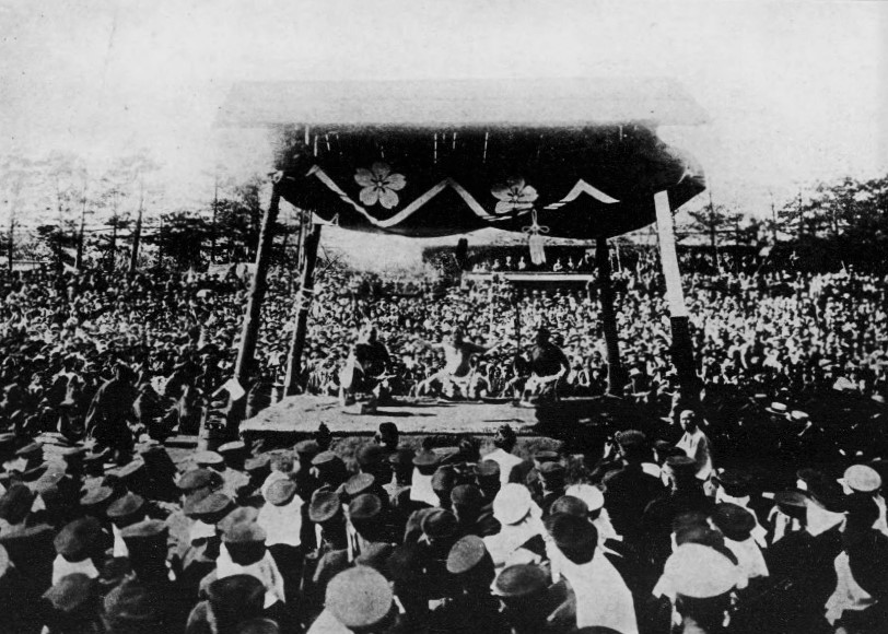 明治時代の靖国神社大祭余興大相撲興行の画像。