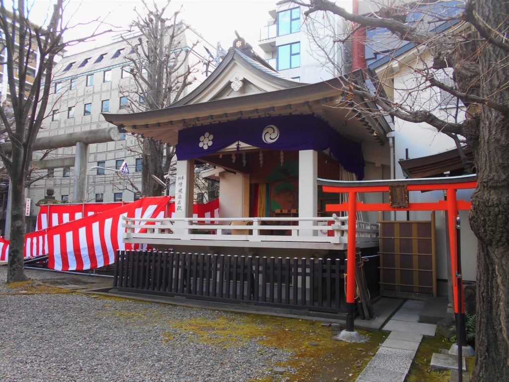 榊神社の豆まき会場となる神楽殿の画像。
