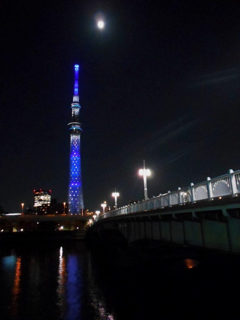 満月の東京スカイツリーと言問橋の画像。