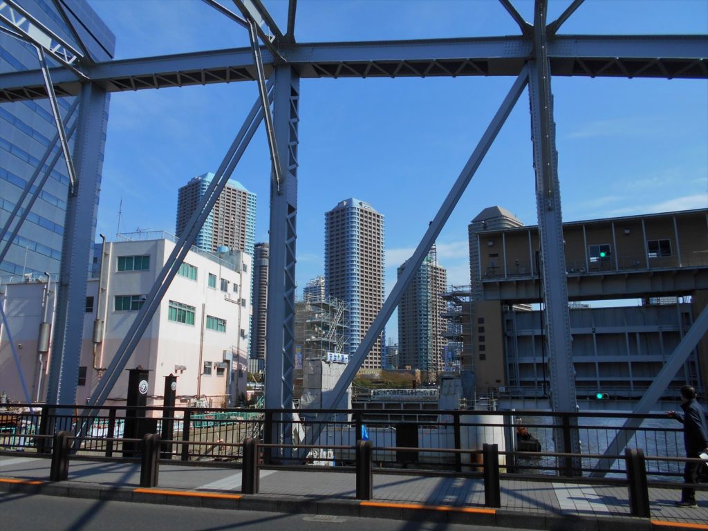 南高橋から見た亀島川水門と高層マンション群の画像。