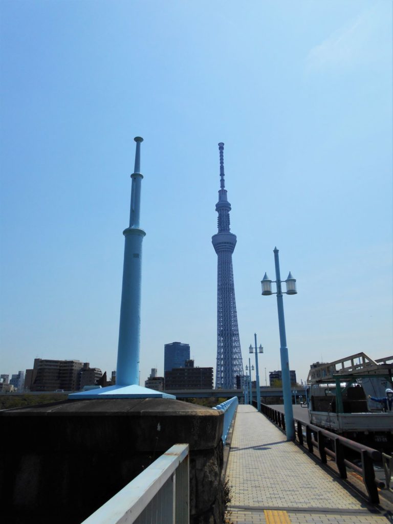 言問橋の親柱と橋燈、東京スカイツリーの画像。