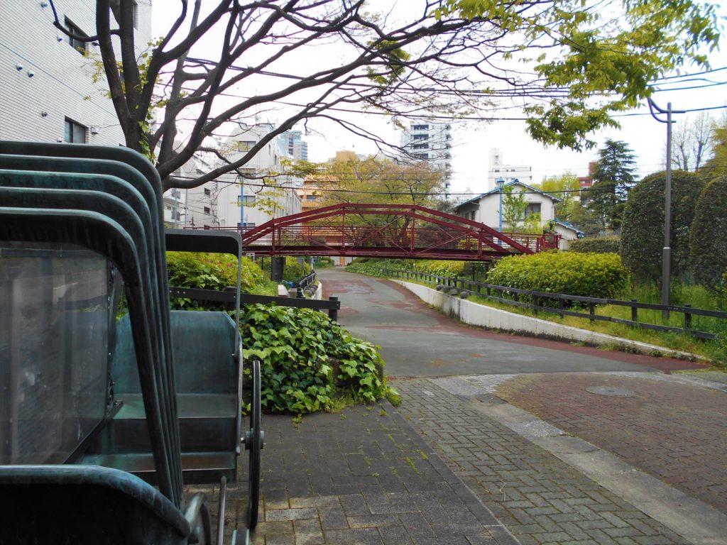 八幡橋（旧弾正橋）と人力車を模した記念モニュメントの画像。