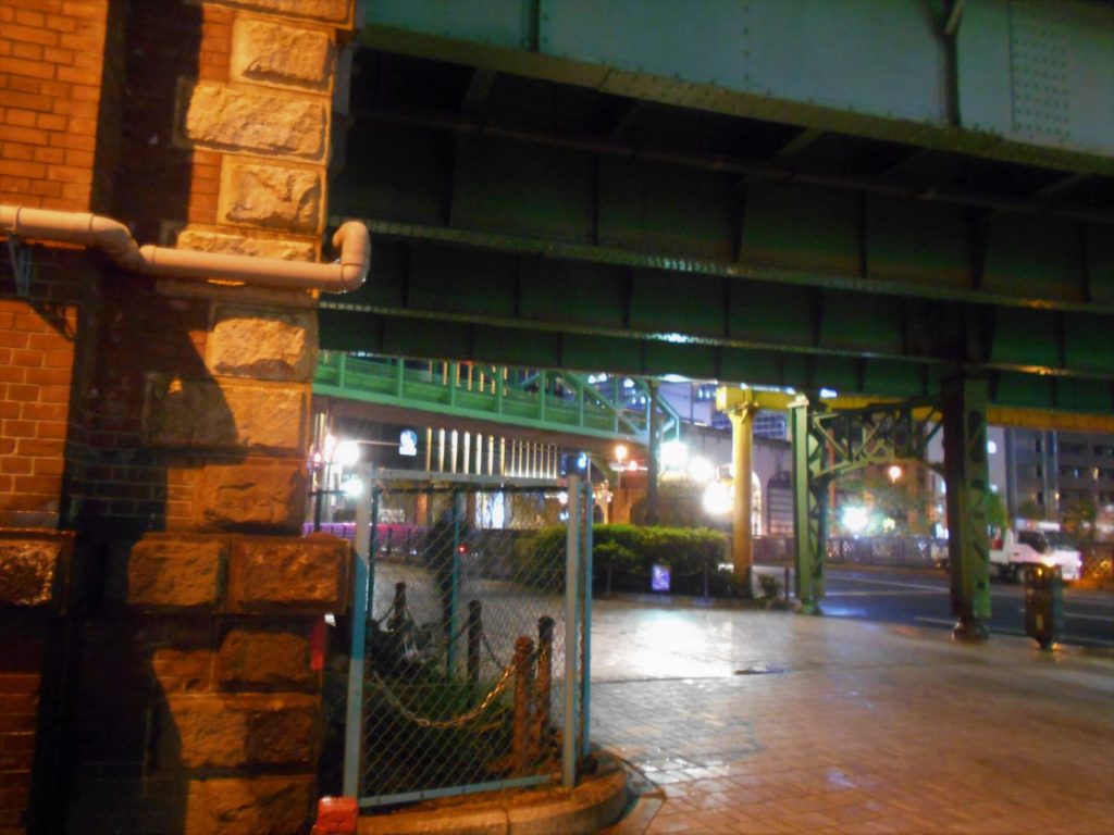 JR中央線高架から見た夜の昌平橋の画像。