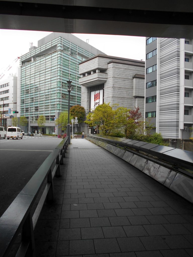 鎧橋から東京証券取引所を眺めた画像。