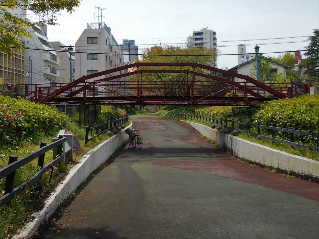 八幡橋全景の画像。