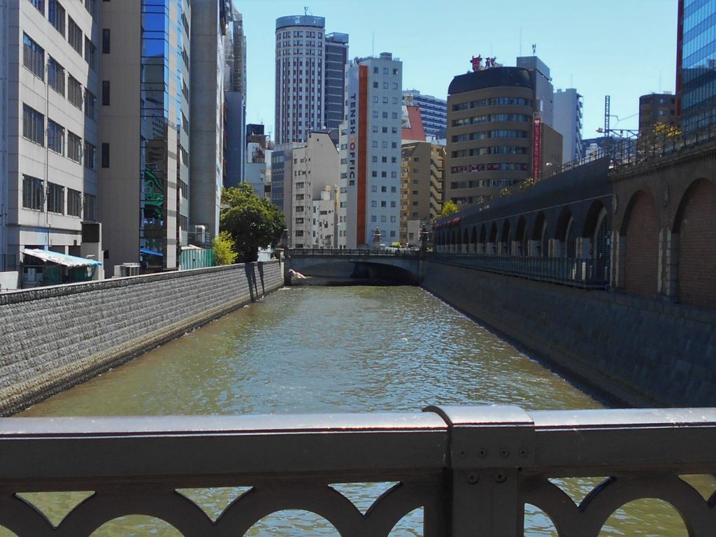 昌平橋から下流側の万世橋を見た風景の画像。