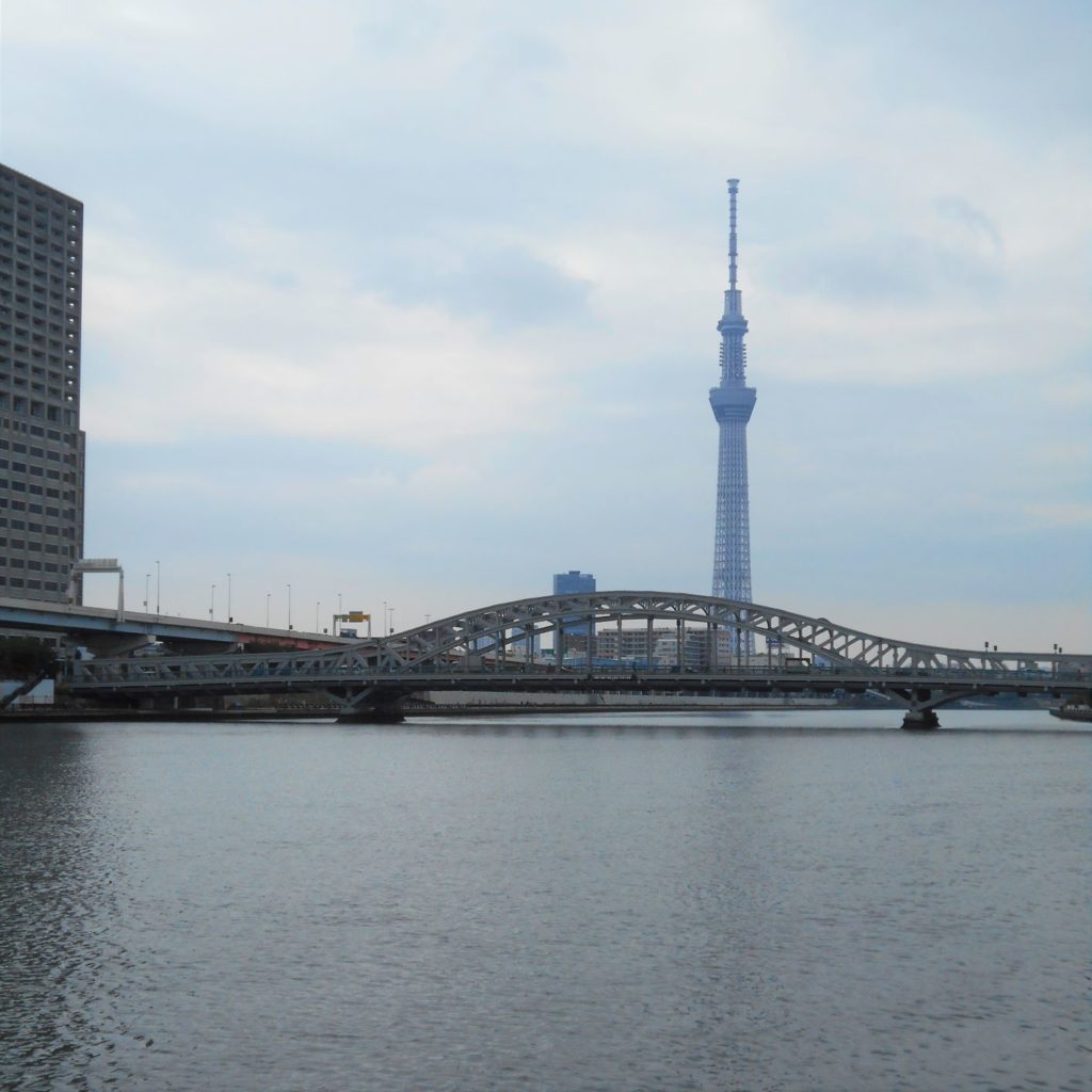 東京スカイツリーと白鬚橋の画像。