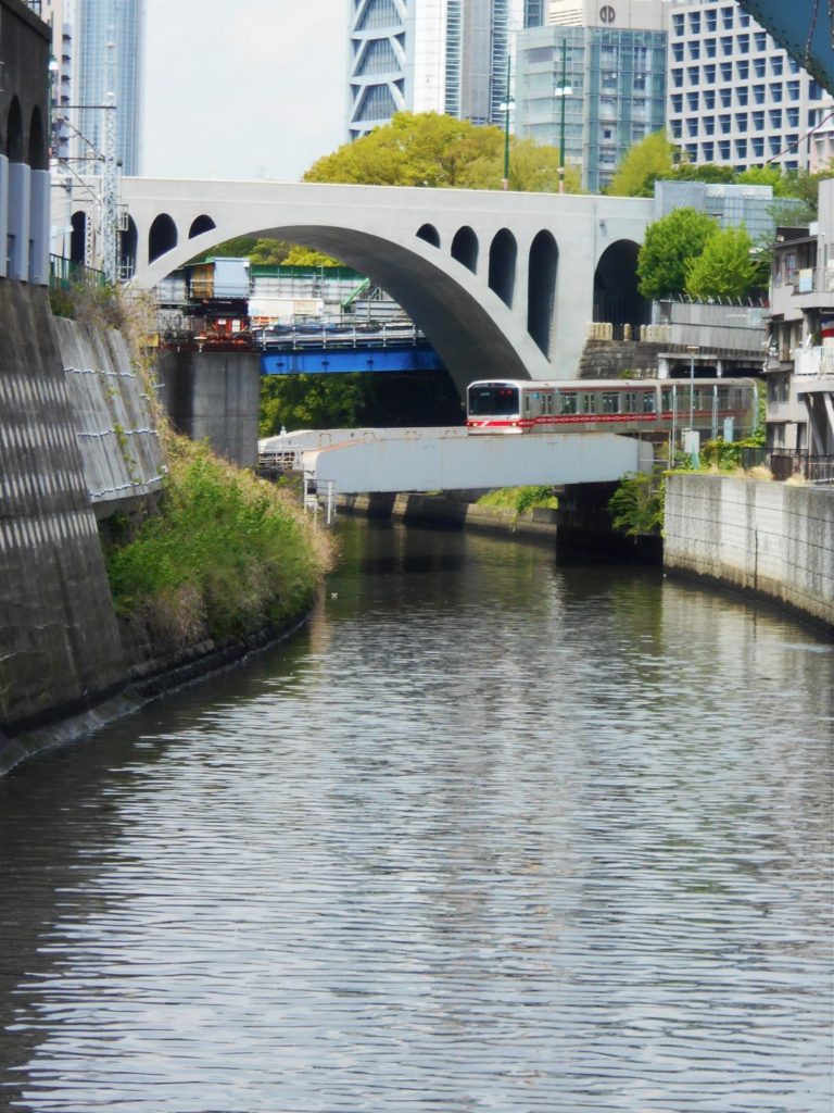 神田川橋梁と聖橋の画像。