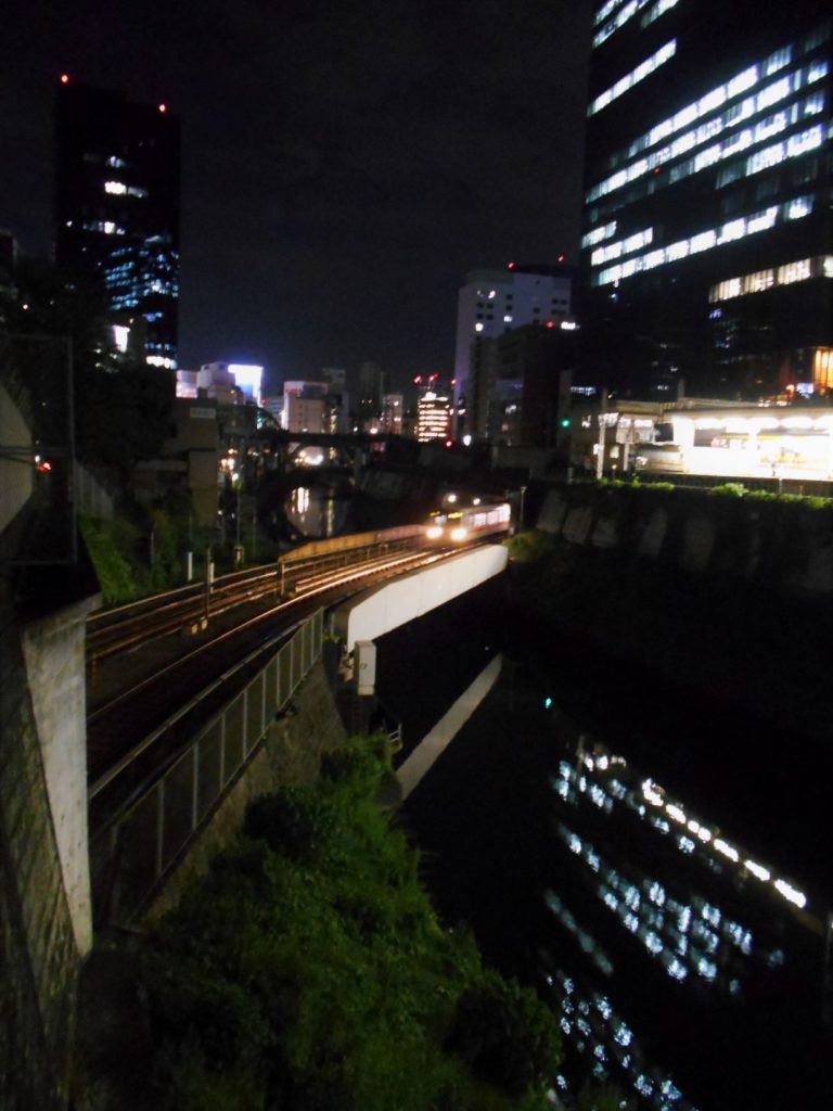 夜の地下鉄丸ノ内線神田川橋梁の画像。