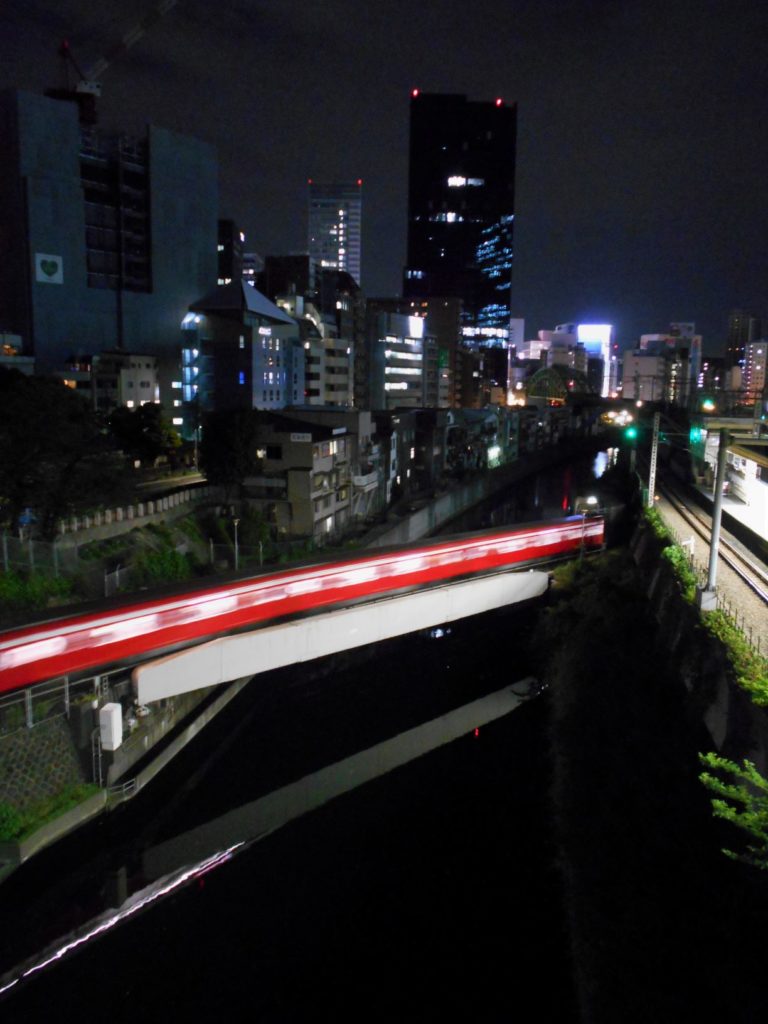 夜の地下鉄丸の内線神田川橋梁の画像。