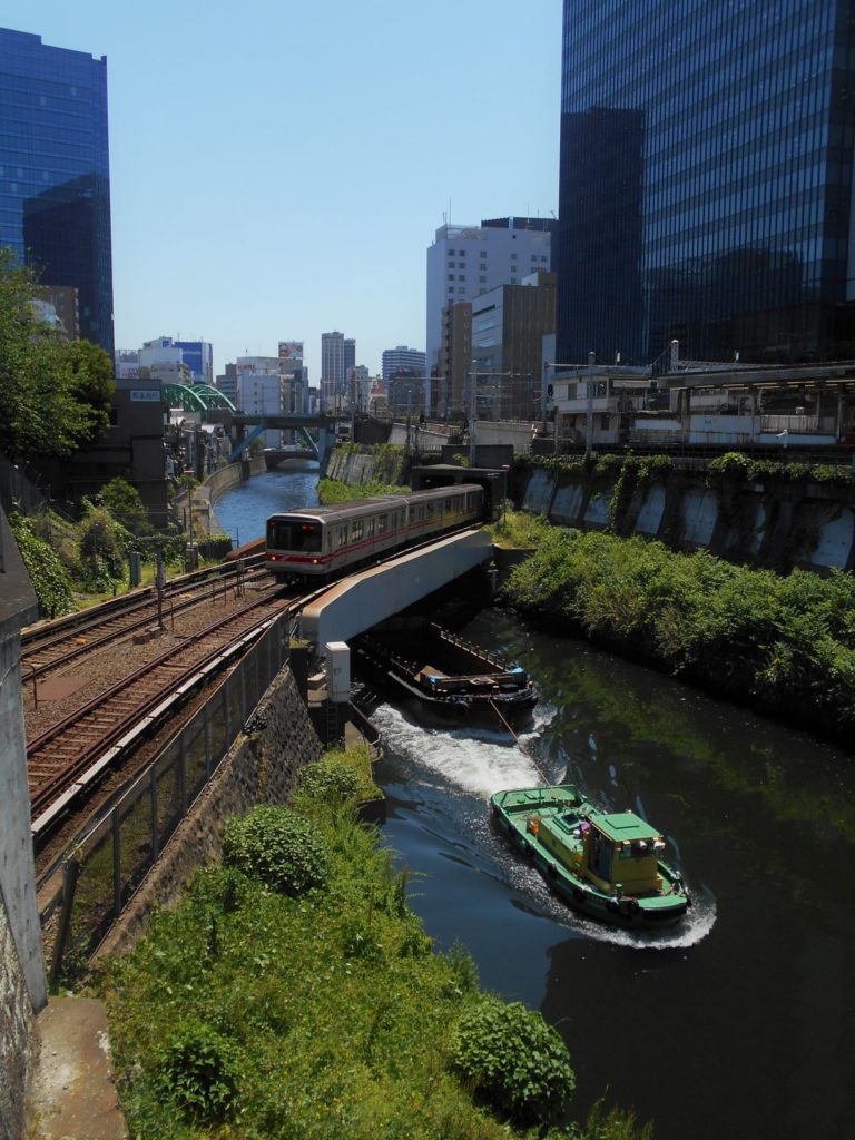 地下鉄丸ノ内線神田川橋梁の下を船が通る画像。