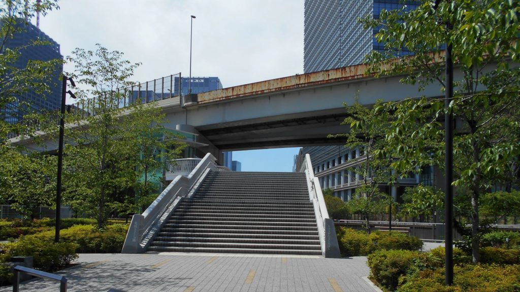 竜閑さくら橋の神田側階段の画像。