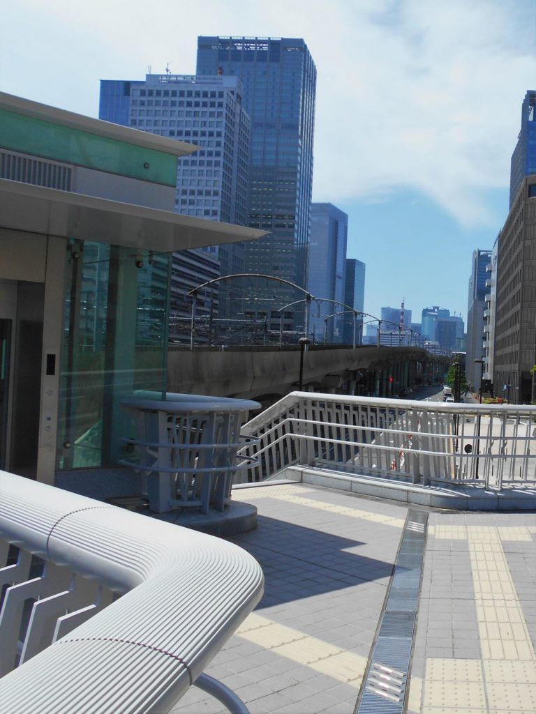 竜閑さくら橋から見た東京駅の画像。