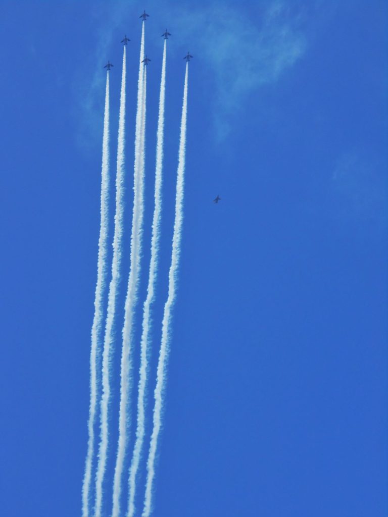 ブルーインパルスがデルタ隊形で飛行する画像。