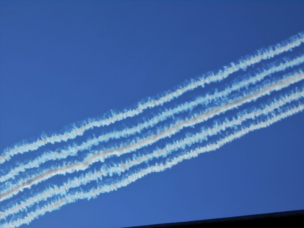 ブルーインパルスが青空に残した軌跡の画像。