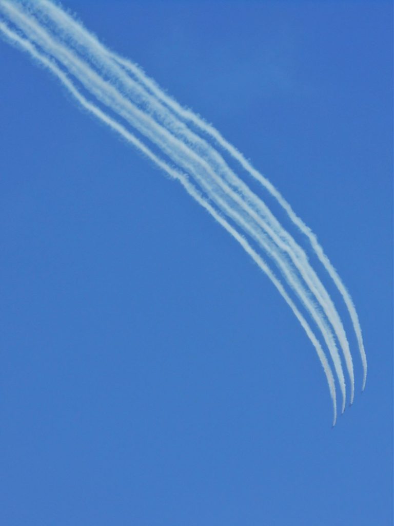 ブルーインパルスが編隊飛行する画像。