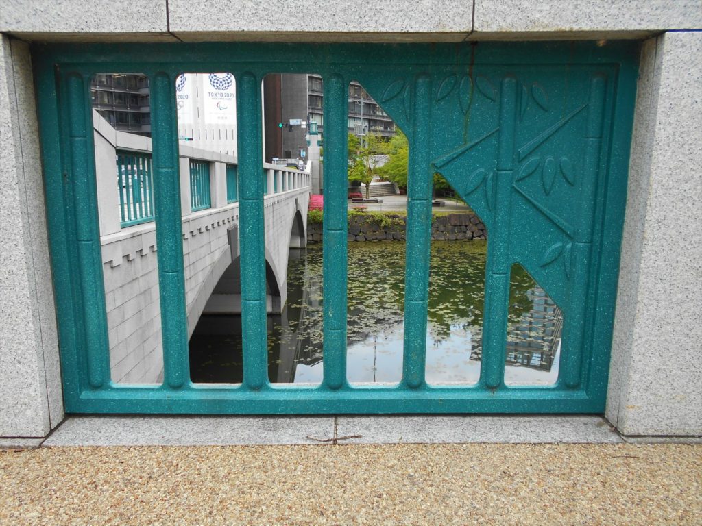 竹橋の高欄にデザインされた竹の画像。