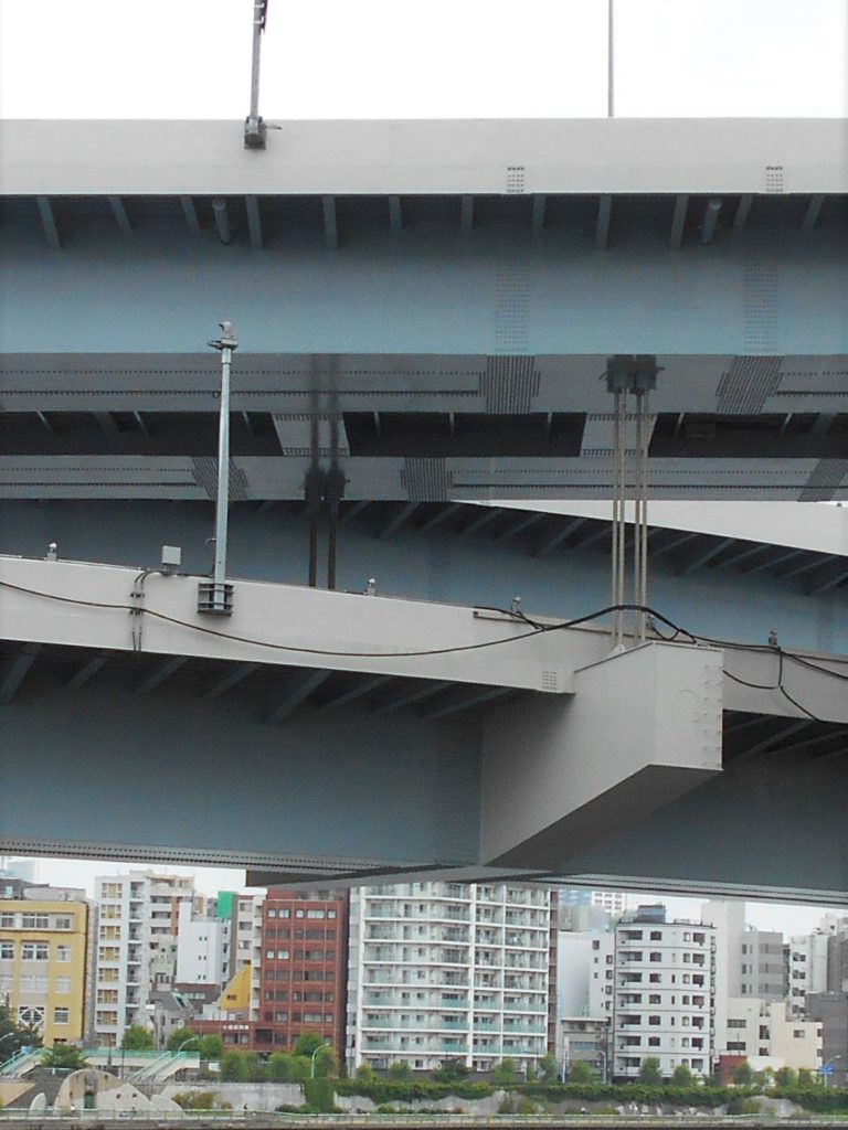首都高速両国大橋のケーブルの画像。