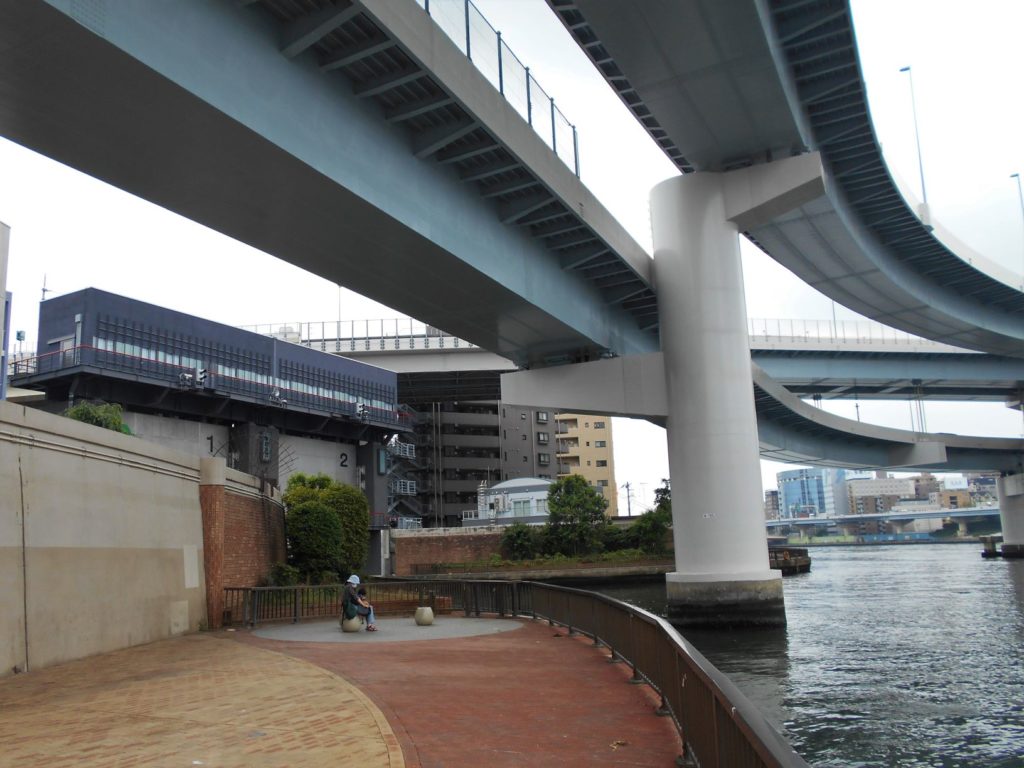 首都高両国大橋と堅川水門の画像。