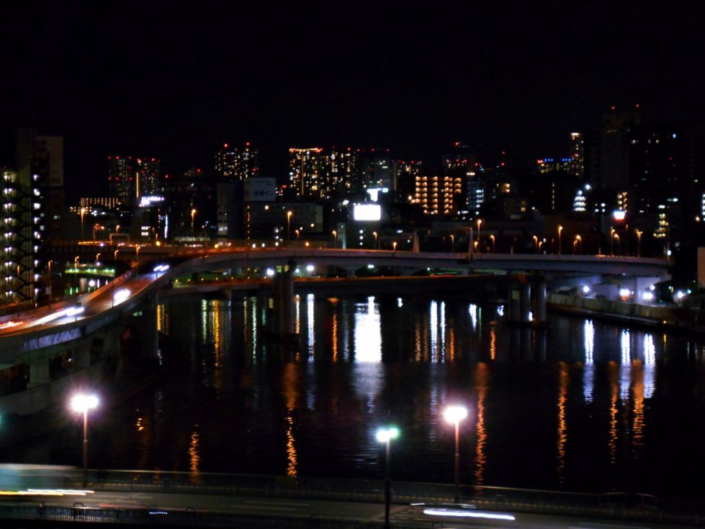 夜の首都高速両国大橋の画像。
